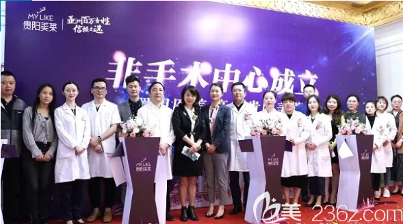 廠商代表們和醫(yī)生合影