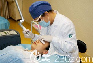 面診治療中的陳潔醫(yī)生