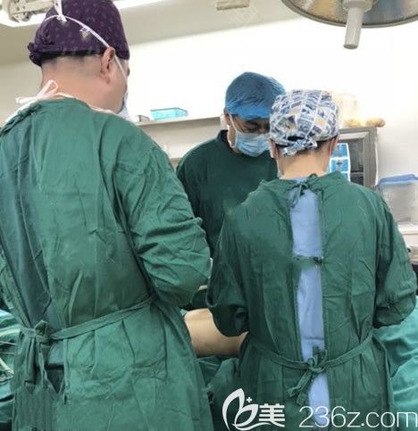 王志軍正在進行腿部吸脂手術(shù) 王志軍正在進行腿部吸脂手術(shù)