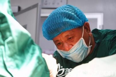 雅美肖征剛院長為凡凡進(jìn)行傲諾拉假體隆胸手術(shù)中 雅美肖征剛院長為凡凡進(jìn)行傲諾拉假體隆胸手術(shù)中