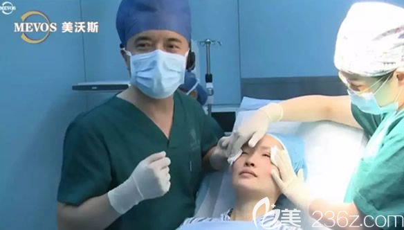 崔海燕在美沃斯大會(huì)做手術(shù)演示 崔海燕在美沃斯大會(huì)做手術(shù)演示