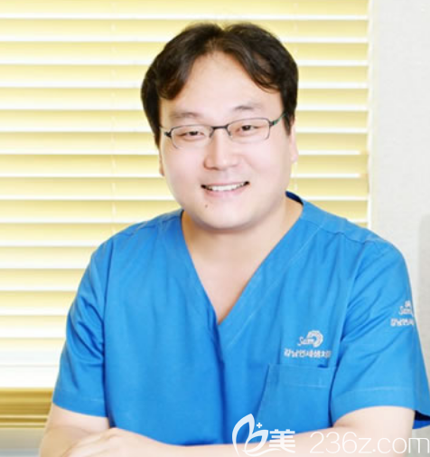 韓國(guó)江南延世泉牙科醫(yī)院院長(zhǎng)——文大雄醫(yī)生