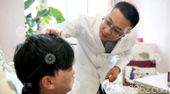 陳慶波醫(yī)生為小濤面診