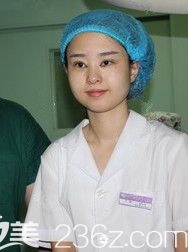 王儉醫(yī)生剛為我做完雙眼皮術(shù)后眼睛微腫 王儉醫(yī)生剛為我做完雙眼皮術(shù)后眼睛微腫