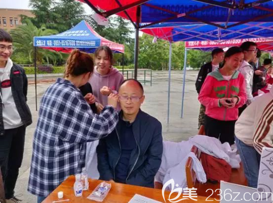 健康道俱樂(lè)部進(jìn)行現(xiàn)場(chǎng)耳穴診治