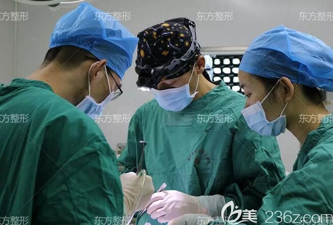 南寧東方整形醫(yī)生在給我做眼鼻部整形手術中 南寧東方整形醫(yī)生在給我做眼鼻部整形手術中