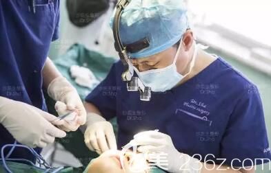 做雙眼皮眼綜合手術(shù)中