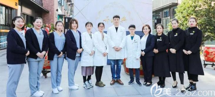 以魏東院長(zhǎng)為首的臻威口腔陣容強(qiáng)大的醫(yī)護(hù)團(tuán)隊(duì)