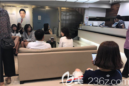 韓國(guó)林二石<!--<i data=20240703-sp></i>-->候診區(qū)等待顧客