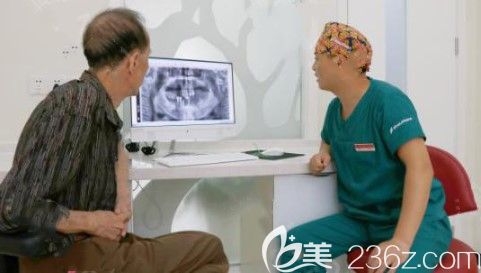 劉國輝醫(yī)生正在為我設(shè)計全口種牙方案 劉國輝醫(yī)生正在為我設(shè)計全口種牙方案