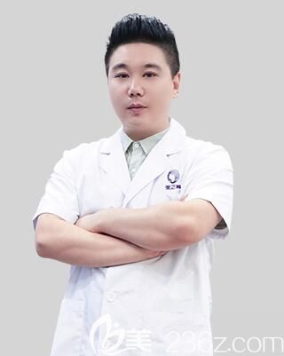 長沙美之峰醫(yī)療美容連鎖激光皮膚科主任李健 長沙美之峰醫(yī)療美容連鎖激光皮膚科主任李健