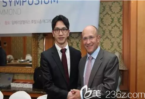趙正男院長在胸整形學(xué)會上與世界胸手術(shù)醫(yī)師Hammon一起合影 趙正男院長在胸整形學(xué)會上與世界胸手術(shù)醫(yī)師Hammon一起合影