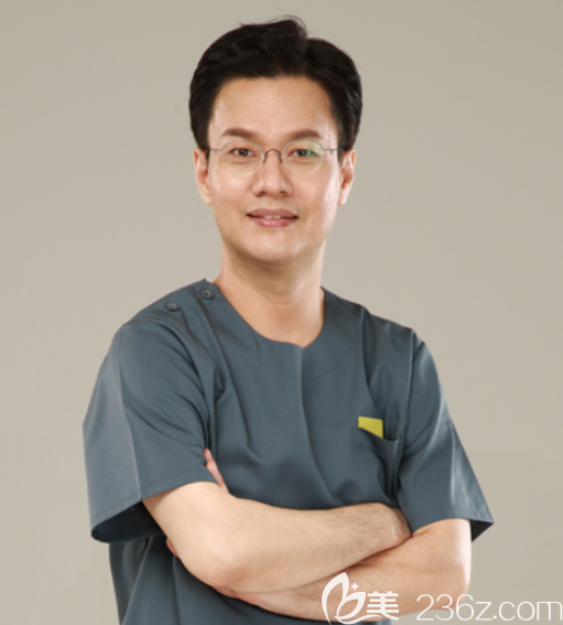 韓國真滿毛發(fā)移植醫(yī)院金宙溶院長 韓國真滿毛發(fā)移植醫(yī)院金宙溶院長