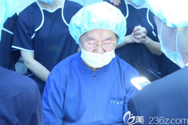 樸明旭院長線雕埋線多重提升術(shù)操作中被業(yè)界<!--<i data=20240703-sp></i>-->學(xué)習(xí)