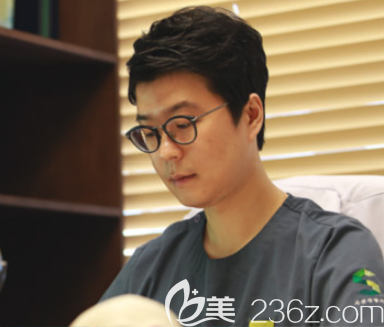 韓國(guó)申在勛院長(zhǎng)專業(yè)細(xì)致的診療 韓國(guó)申在勛院長(zhǎng)專業(yè)細(xì)致的診療