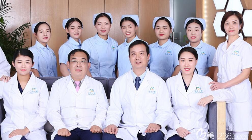 永華口腔以院長李耀華擔(dān)任院長為帶頭人的醫(yī)生團(tuán)隊 永華口腔以院長李耀華擔(dān)任院長為帶頭人的醫(yī)生團(tuán)隊