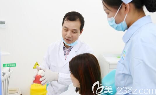 李院長(zhǎng)在給顧客治療過(guò)程中為她科普口腔保健方面相關(guān)知識(shí)