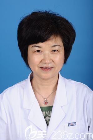 了解到徐州曹洪揚醫(yī)生度很高，面診的時候拿到了她所在的徐州時光洪揚價格表：優(yōu)惠美眼綜合3999美鼻綜合4800