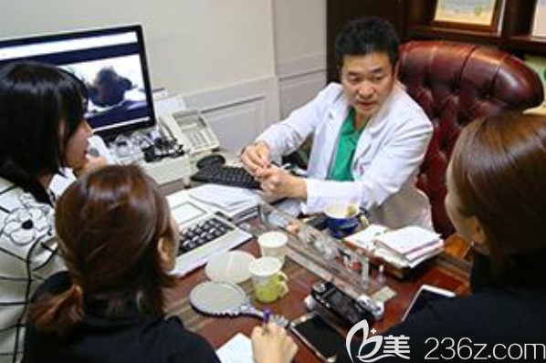 韓國大永整形醫(yī)院安棟顯院長面診中 韓國大永整形醫(yī)院安棟顯院長面診中
