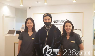 院長(zhǎng)與南韓明星拍攝照片 院長(zhǎng)與南韓明星拍攝照片