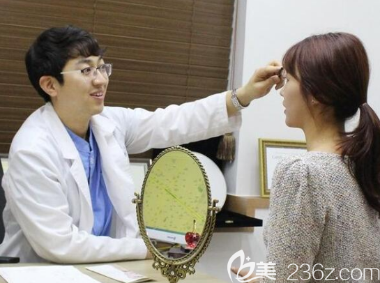 李鎮(zhèn)河院長為顧客做隆鼻失敗修復術前設計