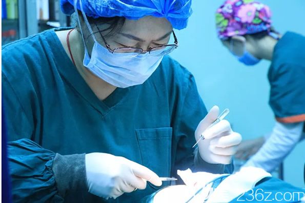 雙眼皮手術(shù)過程視頻中截取的圖片 雙眼皮手術(shù)過程視頻中截取的圖片