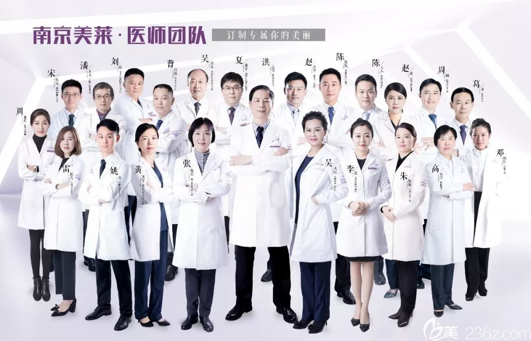 在坐診的醫(yī)生團(tuán)隊(duì)