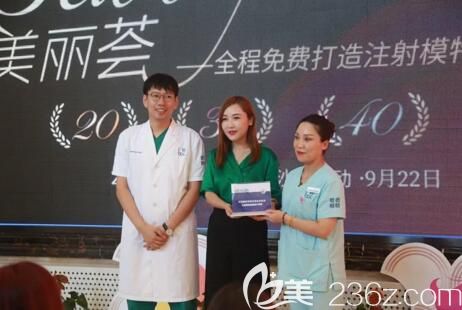 馮勇主任代表愛德麗格接受艾莉薇廠家的授牌 馮勇主任代表愛德麗格接受艾莉薇廠家的授牌