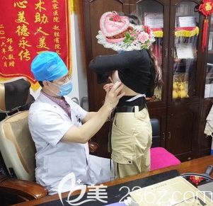 長(zhǎng)春中妍整形趙勝有院長(zhǎng)給檢查胸部情況 長(zhǎng)春中妍整形趙勝有院長(zhǎng)給檢查胸部情況