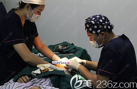 雞西御美樓埋線提升手術(shù)中 雞西御美樓埋線提升手術(shù)中