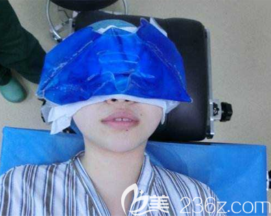 雙眼皮術后前3天冰敷，第4天開始熱敷