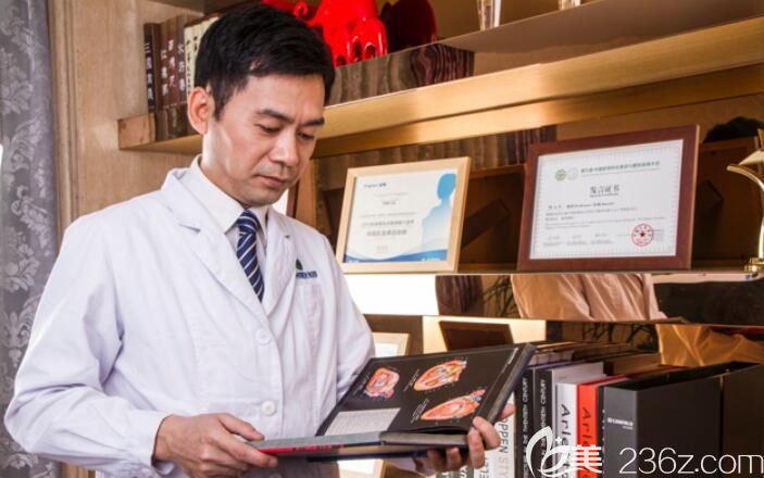 牟家云認真學習口腔相關(guān)知識 牟家云認真學習口腔相關(guān)知識