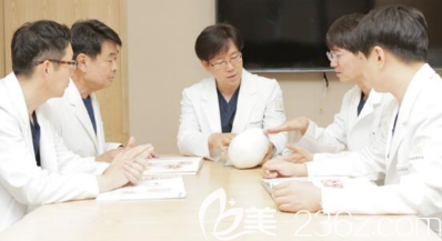 韓國她美整形醫(yī)院醫(yī)生團(tuán)隊(duì)部分成員