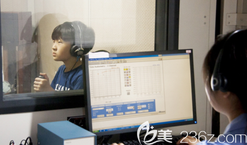 韓國soreeear人工耳蝸整形醫(yī)院聽力測試中