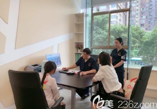 小姑娘牙齒前突找申晶院長(zhǎng)面診