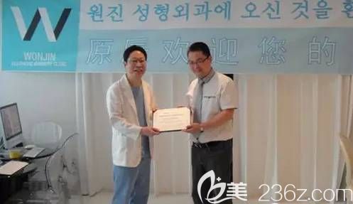 到韓國原辰進(jìn)修學(xué)習(xí)并頒發(fā)證書 到韓國原辰進(jìn)修學(xué)習(xí)并頒發(fā)證書