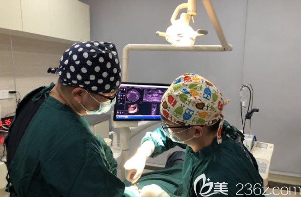 維樂口腔種植修復(fù)醫(yī)生宋睿智在為顧客做種植牙手術(shù)