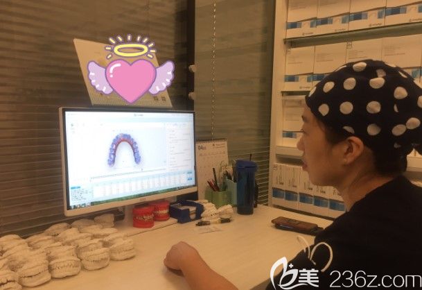 維樂口腔正畸醫(yī)生付艷麗工作中照片 維樂口腔正畸醫(yī)生付艷麗工作中照片