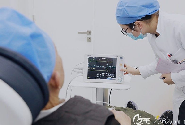 海德堡聯(lián)合口腔手術(shù)室配有心電監(jiān)護設(shè)備 海德堡聯(lián)合口腔手術(shù)室配有心電監(jiān)護設(shè)備