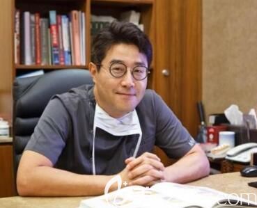 韓國MVP整形醫(yī)院唇裂修復(fù)?？圃洪L崔寓植