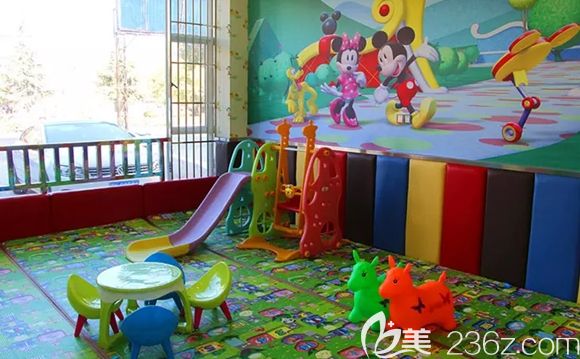 麗江德柏口腔兒童齒科候診區(qū)