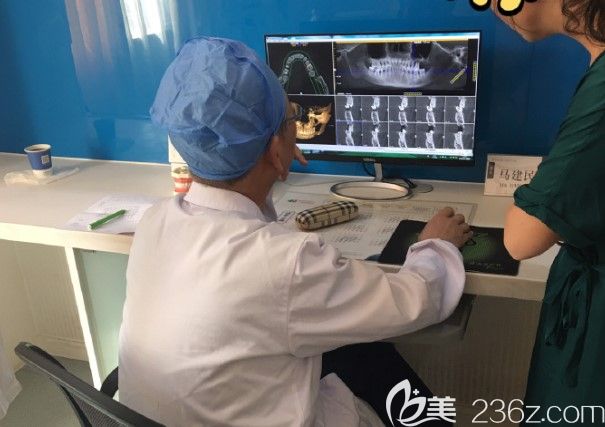 美奧口腔馬建民院長在為顧客講解種植方案