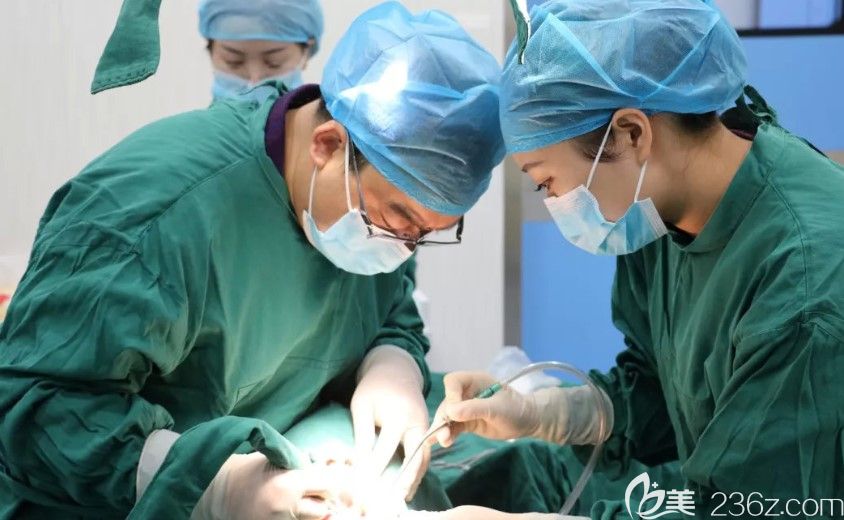 鄭州<!--<i data=20240703-sp></i>-->口腔醫(yī)生為60歲老人做種植牙手術(shù)過(guò)程 鄭州<!--<i data=20240703-sp></i>-->口腔醫(yī)生為60歲老人做種植牙手術(shù)過(guò)程