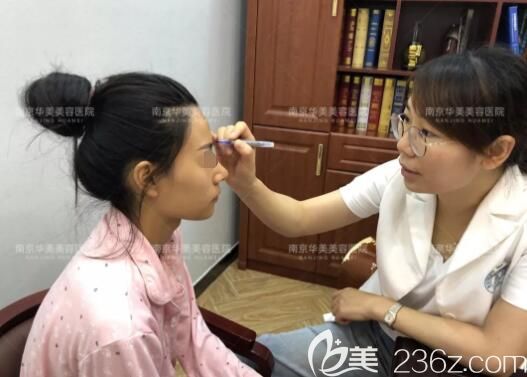南京華美醫(yī)生給小姐姐做術(shù)前面診 南京華美醫(yī)生給小姐姐做術(shù)前面診