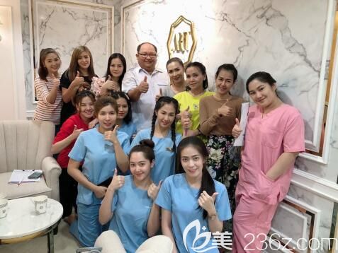 泰國(guó)藝術(shù)整形外科醫(yī)生工作人員合影