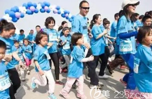  參加千雞宴中還含親子跑步比賽活動(dòng)