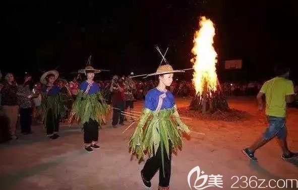 晚上參加瑤族舞火狗活動(dòng)