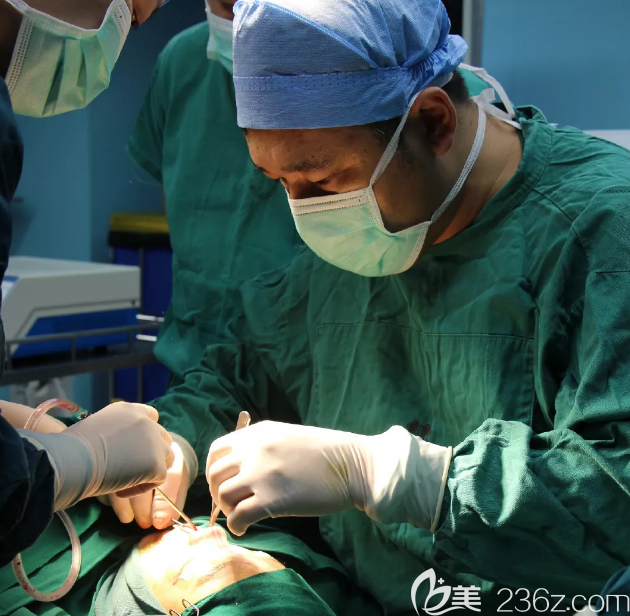 廣東韓妃醫(yī)療美容劉志剛隆鼻過(guò)程圖 廣東韓妃醫(yī)療美容劉志剛隆鼻過(guò)程圖