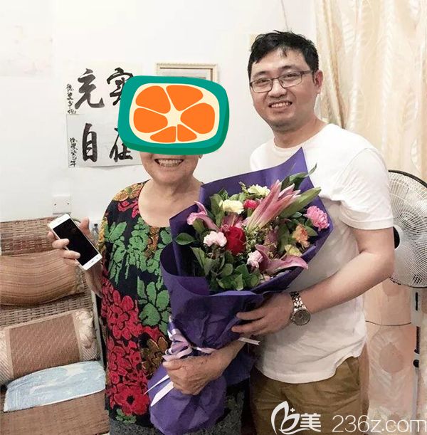 裘奶奶和黎洪強醫(yī)生合影圖