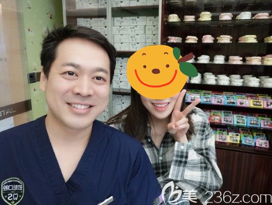 李翔院長(zhǎng)和正畸顧客合影